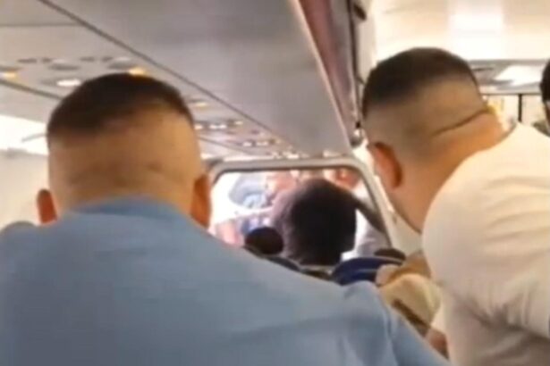 scandal urias intr un avion cu destinatia bucuresti 30 de persoane s au luat la bataie 68c79d115dba4