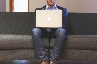 tanar de 23 ani acuzat ca a furat si distribuit poze ale unor tinere pe site uri pentru adulti printre victime se numara si minore 68ca9767a8ae8