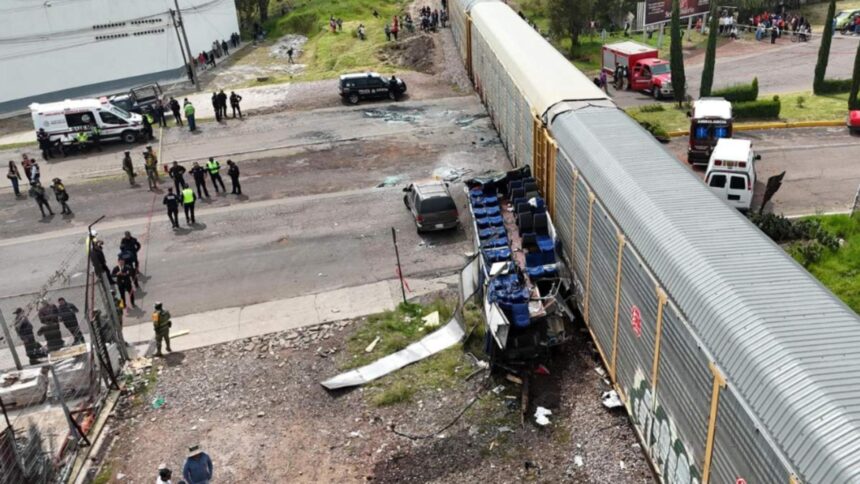 tragedie in mexic 10 morti si peste 40 de raniti dupa impactul dintre un tren si un autobuz 68c0fe6a251b5
