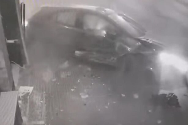 un sofer baut s a lovit de un refugiu de tramvai dupa care s a proptit cu masina intr o casa de pariuri video 68cfc6022b1de