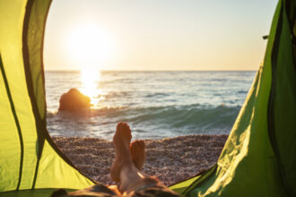 video vacanta la malul marii cu bani putini cum arata concediul cu cazare la cort in casute sau in autobuzul dormitor 68c1169ee0117