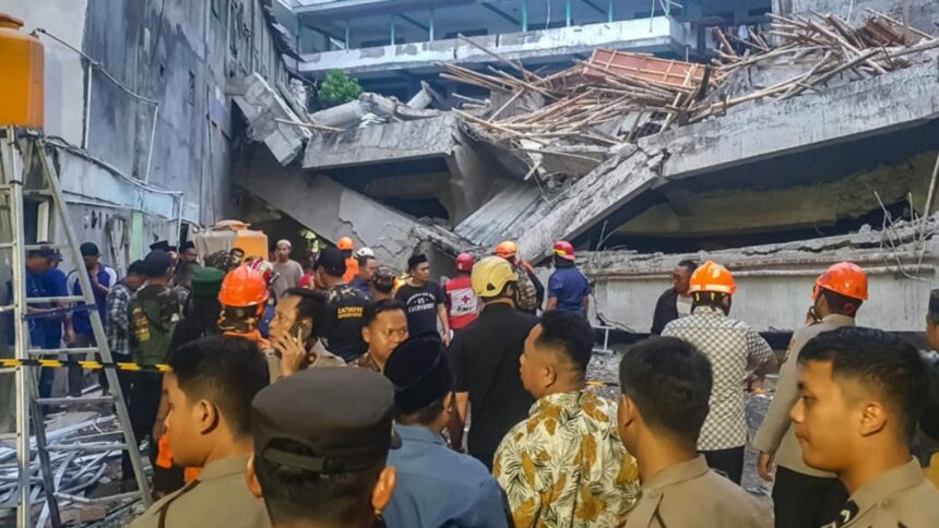 zeci de elevi blocati de peste 12 ore dupa prabusirea unei scoli in indonezia lupta contracronometru un mort si mai multi raniti toti copii 68dbb064a56d8