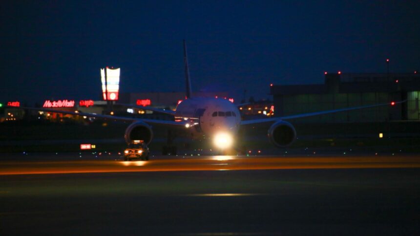 adolescenti de 14 ani sanctionati de politie dupa un gest imprundet au indreptat un fascicul laser spre cabina unui avion care ateriza 68e4fdca4794f