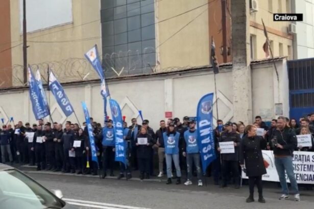 bolojan inchide centrul de detentie gardienii ies in strada 68e7ecfdbd63c