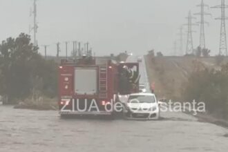 cod rosu de ploi in constanta o masina a fost luata de viitura soferul s a refugait pe capota pentru a fi salvat interventie contracronometru 68e603131c95a