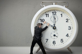 de ce timpul pare sa treaca mai repede odata cu varsta un nou studiu ofera o posibila explicatie 6902f176ceaa1