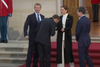 gafa monumentala a lui macron i a pupat mana reginei danemarcei nicusor dan uitat la poza cu familia regala video 68dd89cbca6db