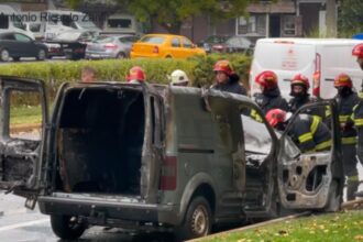 incendiu in bucuresti o masina a luat foc pompierii au ajuns dupa 25 de minute video 68e36b99cf2f0