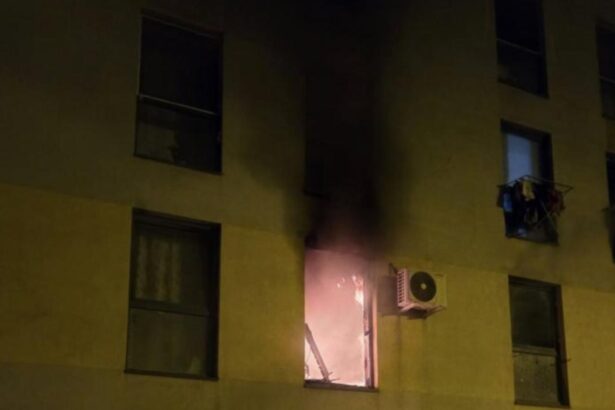 incendiu intr un bloc din timisoara provocat de o tigara 80 de locatari au fost evacuati doi adulti si un copil au ajuns la spital 68e762aa48f1f