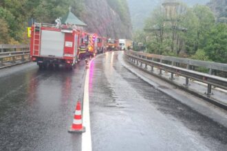 incendiu la chiliile manastirii cozia veche traficul pe dn 7 restrictionat din cauza numarului mare de autospeciale ale pompierilor foto 68df7e70181d7