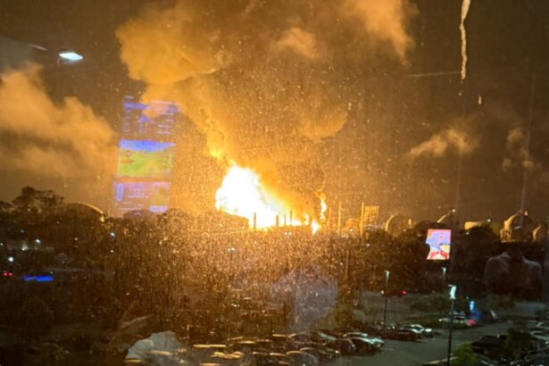 incendiu masiv dupa o explozie la rafinarie chevron din california cea mai mare din vestul sua foto video 68dfa2c5726ae