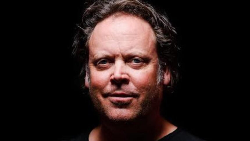 jurnalistul charlie ottley realizatorul documentarelor wild carpathia si flavours of romania se plange de lipsa curentului electric intr o zona montana din tara noastra 68e15b42dc95e