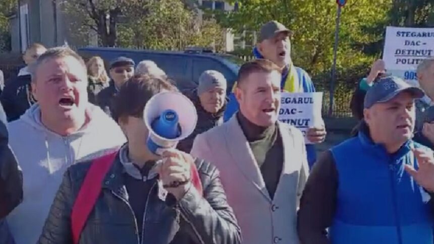 nicusor dan huiduit pentru a doua zi consecutiv romanii se revolta si cer demisia presedintelui video 68fc9d5def386