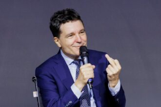 nicusor dan numara si vorbeste prin semne gesturile presedintelui fac inconjurul lumii momentul degetului prezidential surprins in imagini bomba video 68de1d566d017