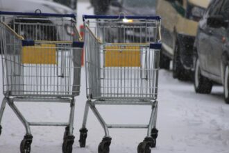 romanii turisti in magazine din cauza inflatiei record oamenii isi fac provizii de mancare de teama scumpirilor 68efb79dd3c18