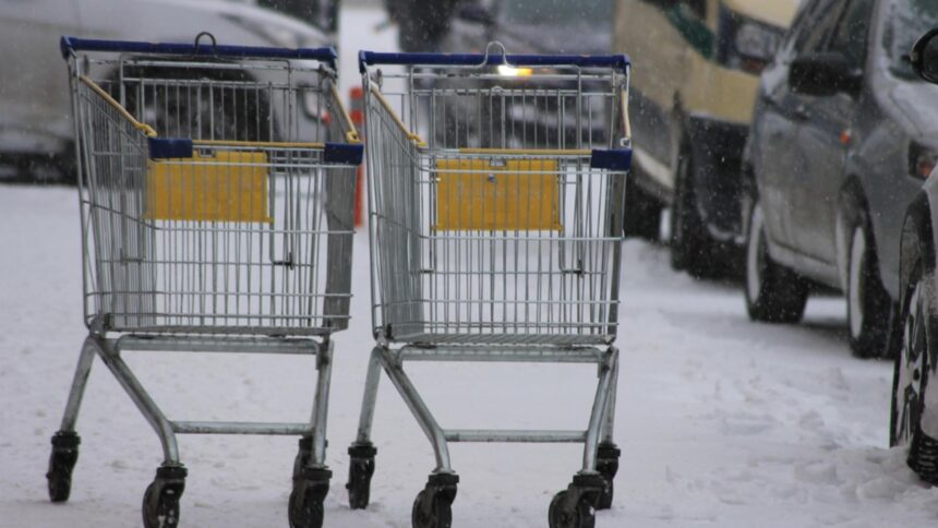 romanii turisti in magazine din cauza inflatiei record oamenii isi fac provizii de mancare de teama scumpirilor 68efb79dd3c18