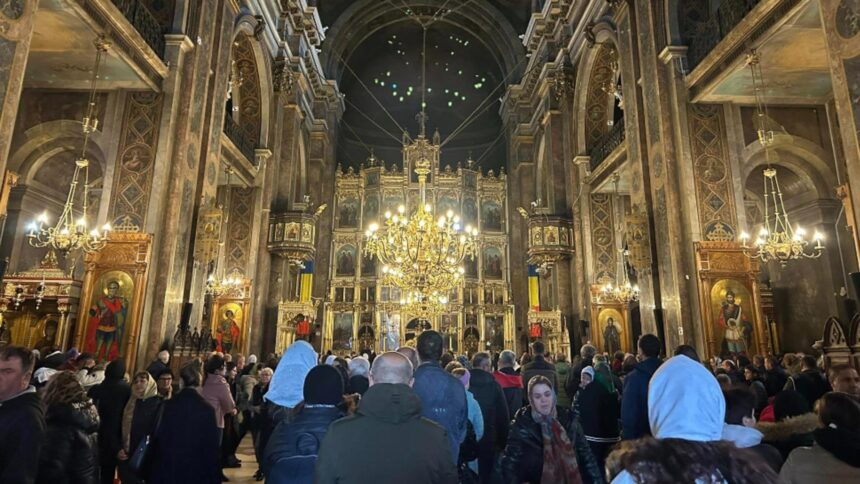 sute de oameni asteapta la catedrala mitropolitana din iasi pentru a se inchina la moastele sfintei parascheva 68e25bb9e8aaf