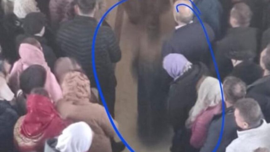 aparitie misterioasa la o parohie din vaslui o silueta interpretata ca fiind sfantul nectarie fotografiata in timpul unei slujbe 6923263d6e00e