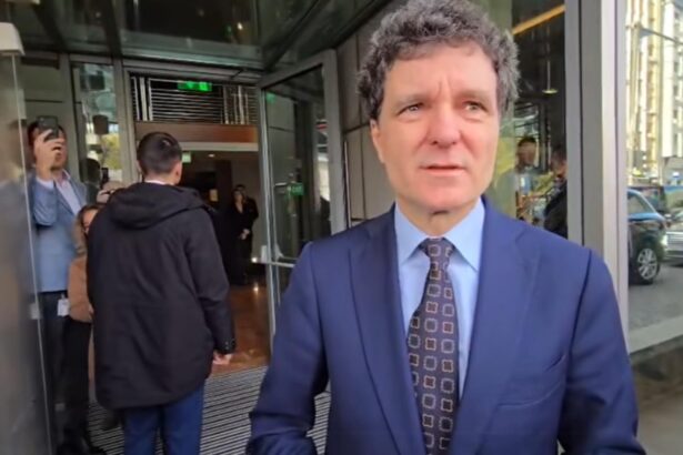 au sarit scantei dupa ce protestatarul ceausescu l a confruntat pe nicusor dan noi vrem banisorii de la borcan 6920a7ce69d87