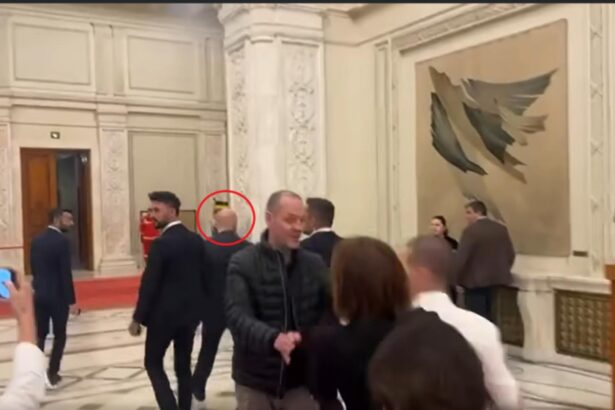 bolojan derapaj socant la adresa presei seful saraciei si a pus oamenii sa ii impinga pe jurnalisti ca sa i acopere fuga din parlament video 69270eb4b016e