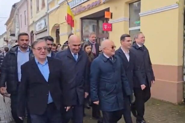 bolojan si boc huiduiti pe strada reactie batjocoritoare oamenii lui ilie saracie au ras de o femeie care isi manifesta nemultumirea video 69219322c318e