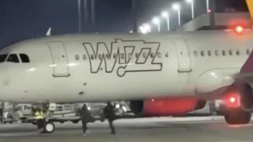 doi pasageri romani au provocat panica pe aeroportul din koln dupa ce au incercat sa opreasca un avion care se pregatea de decolare 6924696f44019