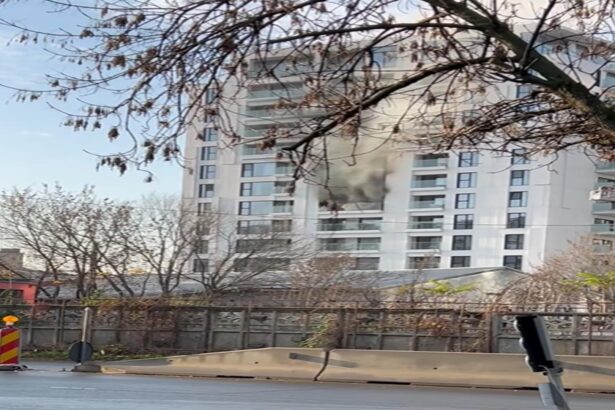 incendiu puternic intr un bloc de 11 etaje din capitala interventie majora a pompierilor video 692165a38d8b0
