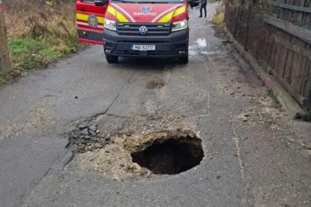 incident socant in petrosani doi oameni au cazut intr o groapa adanca de un metru 692337951118d