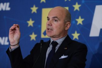 rares bogdan il torpileaza pe bolojan in scandalul reformelor masurile nu rezolva problema deficitului bugetar ci agraveaza situatia economica 6926aa3d59a93