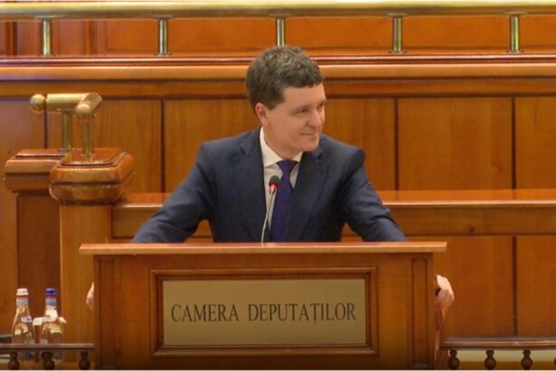 strategie de aparare cu ranjete la pupitrul parlamentului nicusor dan a inceput sa rada in timpul discursului despre manipulare video 6927129d8cd7c