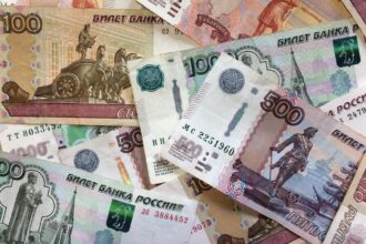 un barbat a primit din greseala salariile tuturor colegilor si a refuzat sa returneze banii cazul incredibil care a ajuns in instanta 690b267f3b1f3