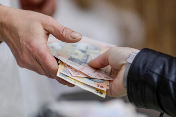 ziua nationala va intarzia distribuirea pensiilor prin posta cand vin pensiile in luna decembrie 692be0cb9c2f9