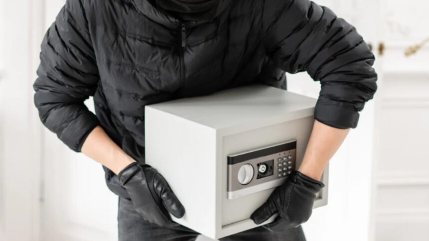 a intrat intr o locuinta din cluj si a plecat cu un seif plin de bani hotul a folosit o metoda inedita 694ba6a188800