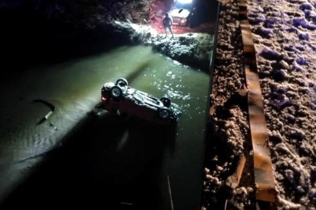 accident grav in valcea o masina a rupt parapetul unui pod si a cazut in rau 694ed3f90b967