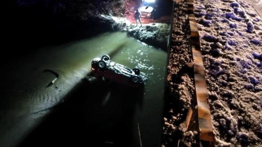 accident grav in valcea o masina a rupt parapetul unui pod si a cazut in rau 694ed3f90b967