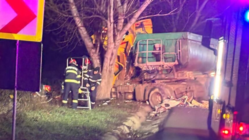 accident mortal pe o sosea din judetul iasi o autoutilitara si un camion s au ciocnit frontal video 693a5dc4d0931