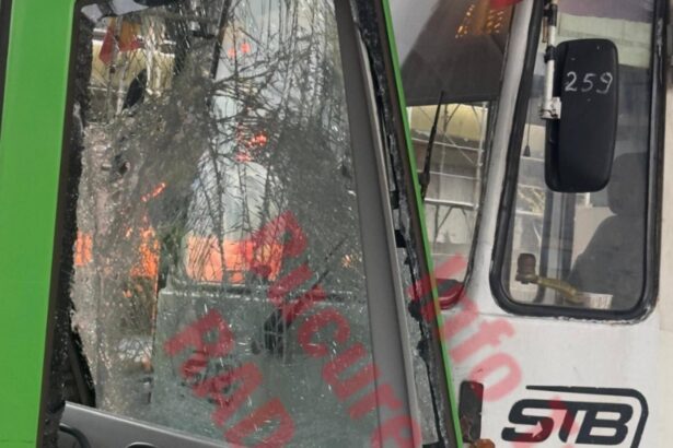 accident sub podul basarab liniile 1 si 10 blocate dupa ciocnirea a doua tramvaie 692db32b73cbb