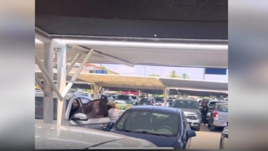 aglomeratia de sarbatori le a scos din minti pe doua femei bataie pe locurile de parcare 694fa93a1e714