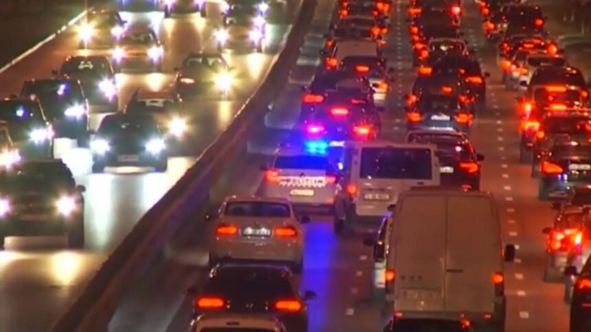 alunecare de teren pe in zona comarnic trafic restrictionat pe dn1 69309b48cff39