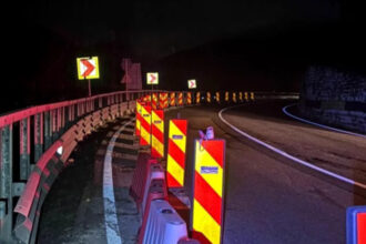 alunecare de teren sub structura dn1 politia a restrictionat partial traficul 69314fd791c7e