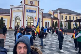 aur uneste romanii de ziua nationala in cel mai mare mars organizat la alba iulia oamenii au inceput sa se stranga in fata garii din oras video 692d35bb19e1d