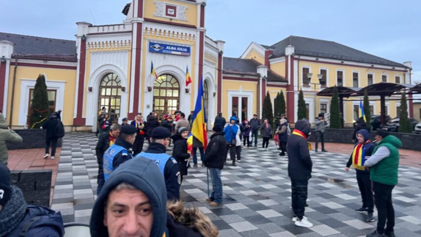 aur uneste romanii de ziua nationala in cel mai mare mars organizat la alba iulia oamenii au inceput sa se stranga in fata garii din oras video 692d35bb19e1d