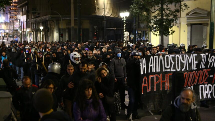 batai si arestari la atena la marsul de comemorare a uciderii adolescentului ucis de un politist acum 17 ani 6936ae6a9d46c