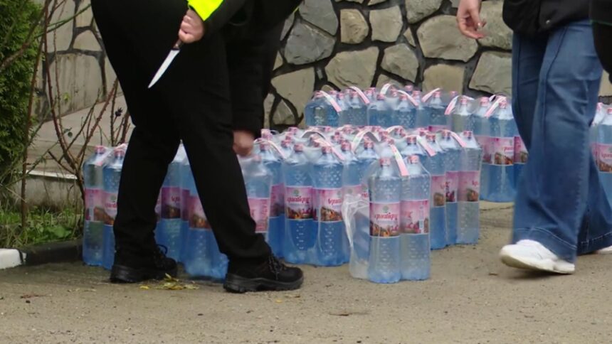 bataie de jos in prahova oamenii primesc in continuare apa cu portia video 692e770d566c2