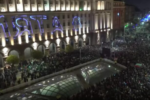 bulgarii anunta cel mai mare protest din ultimii 30 de ani zeci de mii de oameni in strada cer caderea guvernului 6939df2e77187