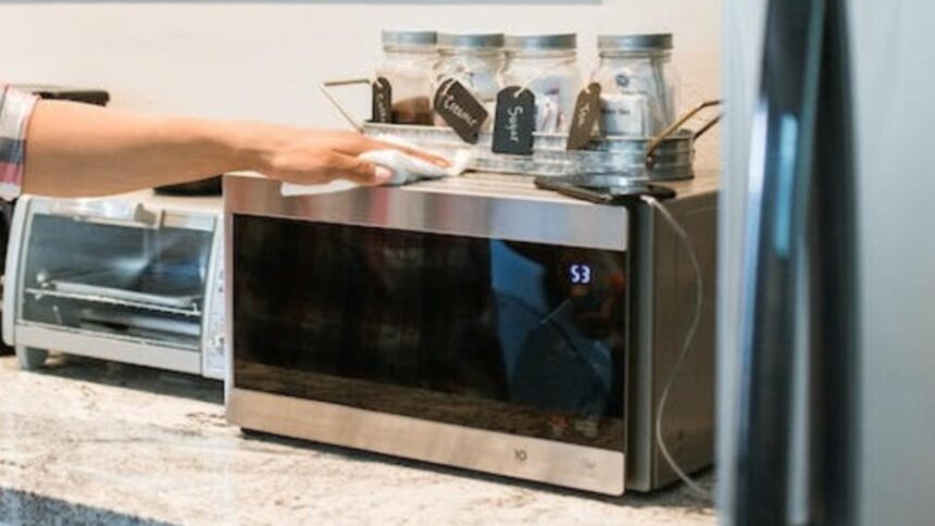 buretele umed in cuptorul cu microunde secretul care arunca intr un colt de umbra detergentii trucul care a innebunit internetul 693b36763b03a