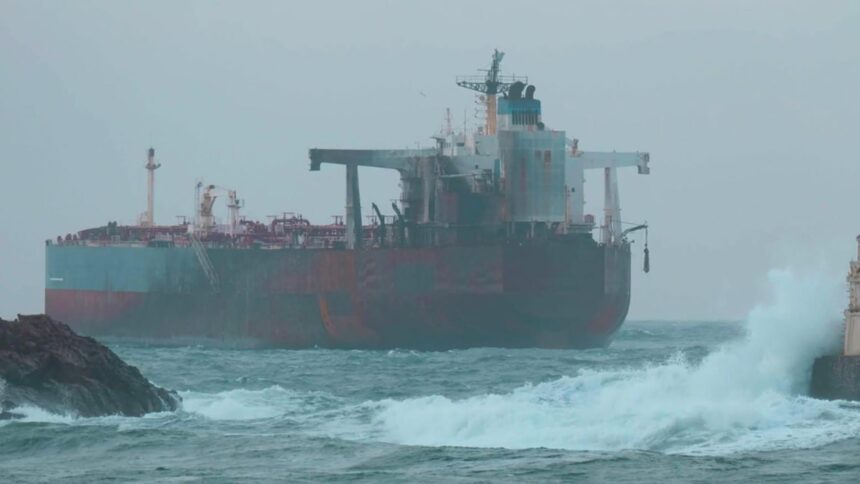 cearta pe petrolierul esuat in marea neagra parte din flota fantoma a lui putin bulgarii ii acuza pe turci nu este normal 693466cea6a96