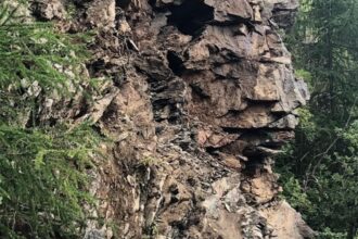 circulatie oprita pe transfagarasan in zona arefu dupa prabusirea unor pietre pe carosabil 694d8993eedcf