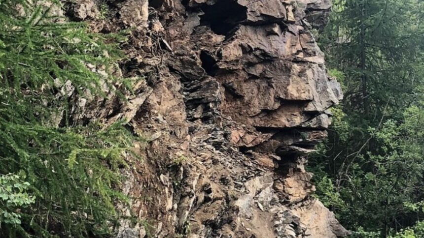 circulatie oprita pe transfagarasan in zona arefu dupa prabusirea unor pietre pe carosabil 694d8993eedcf