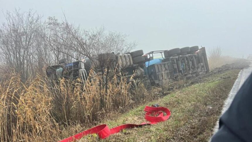 cisterna incarcata cu gpl rasturnata pe marginea unui drum din vaslui repusa pe roti incarcatura va fi transvazata 692d810043843